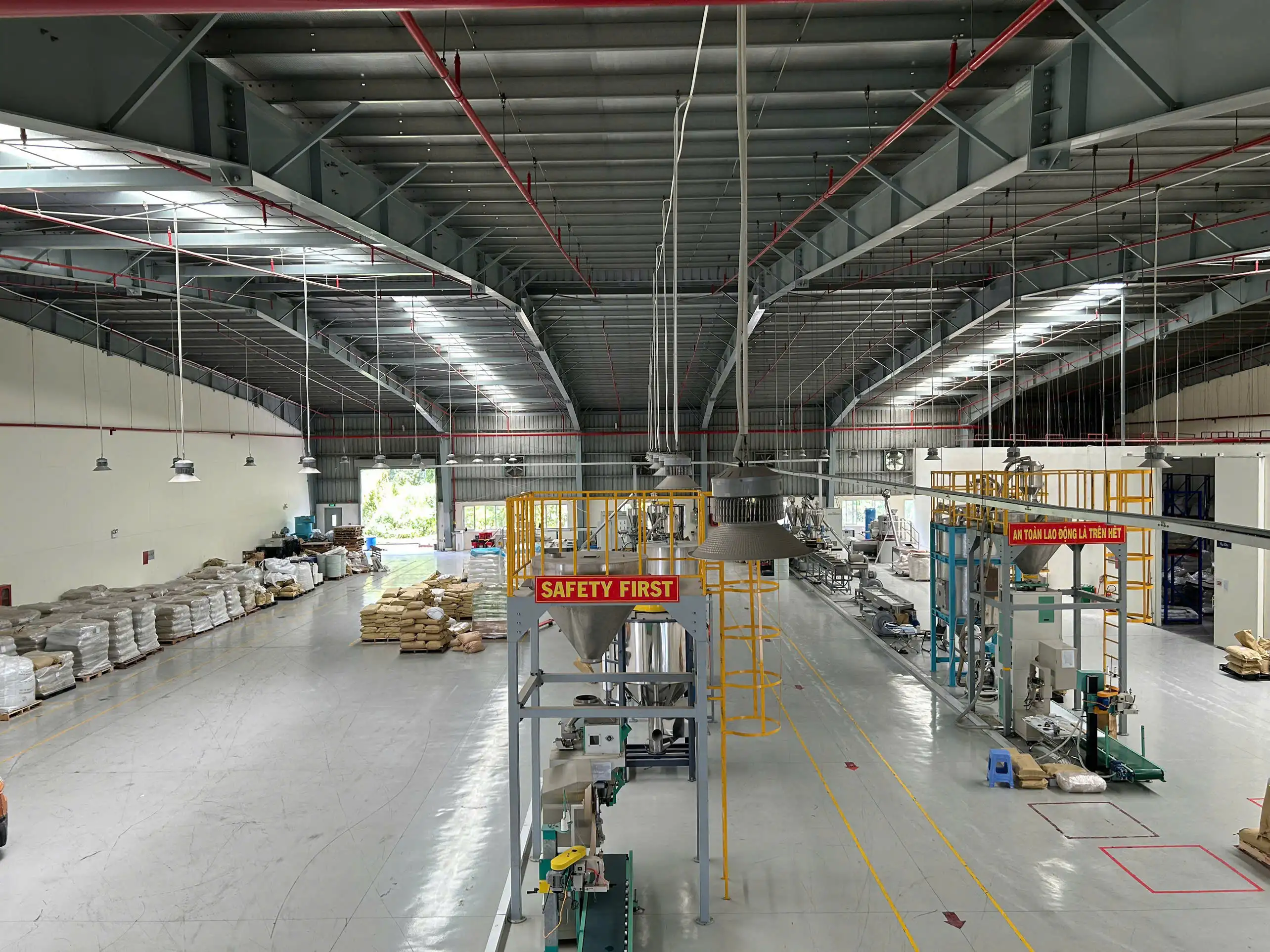 A large warehouse with lots of equipmentAI-generated content may be incorrect.